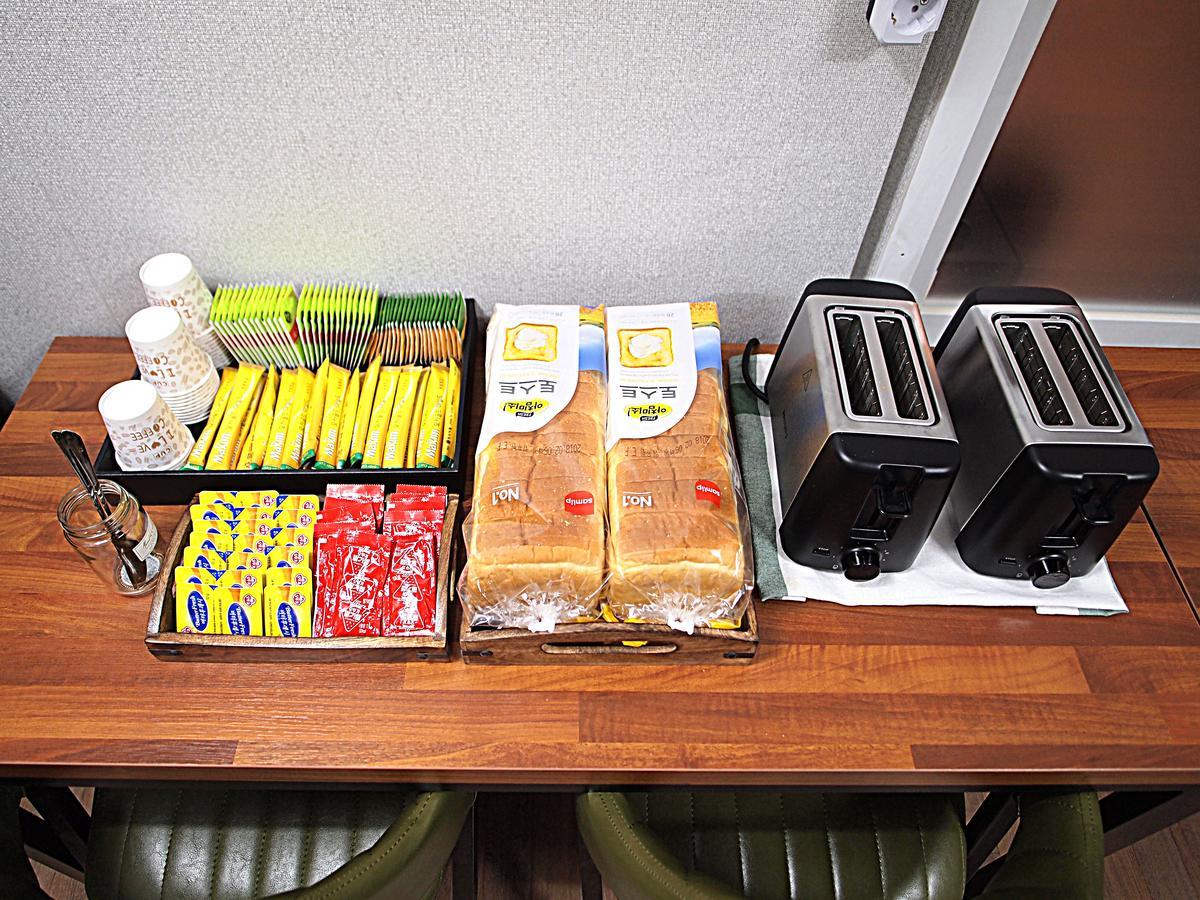 Hostel Gaon Sinchon Seoul Bagian luar foto