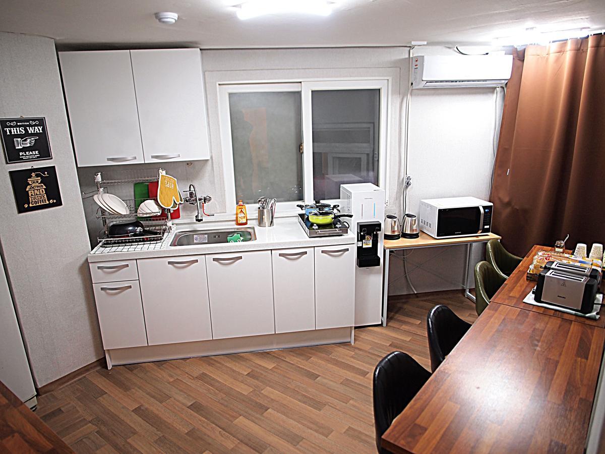 Hostel Gaon Sinchon Seoul Bagian luar foto